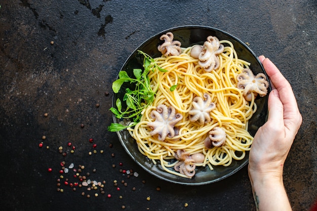 Makaron spaghetti, ośmiornica, owoce morza świeże drugie danie
