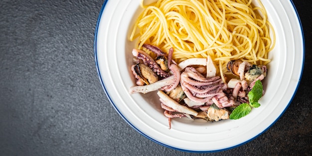 Makaron spaghetti owoce morza małż kalmary ośmiornica krewetki świeży posiłek przekąska