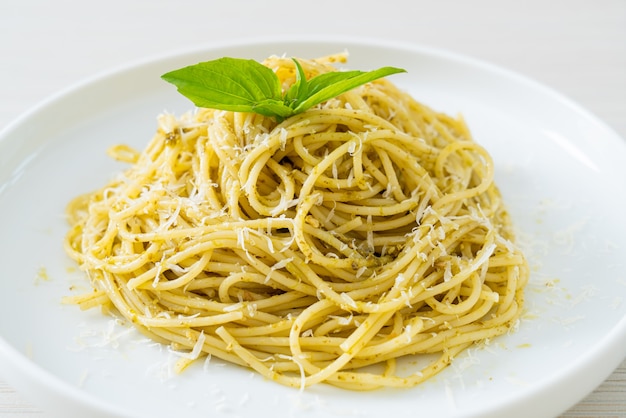 makaron spaghetti pesto - wegetariańskie i włoskie jedzenie