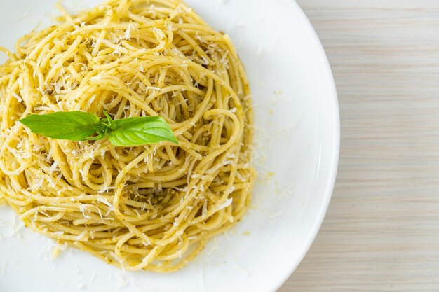makaron spaghetti pesto - wegetariańskie i włoskie jedzenie