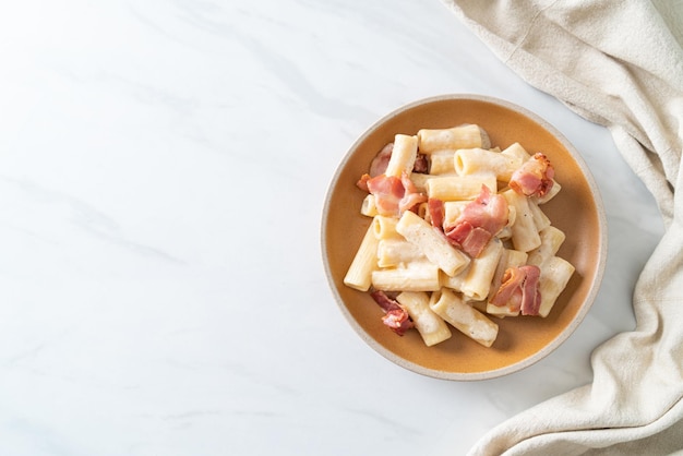 Makaron Spaghetti rigatoni z białym sosem i boczkiem