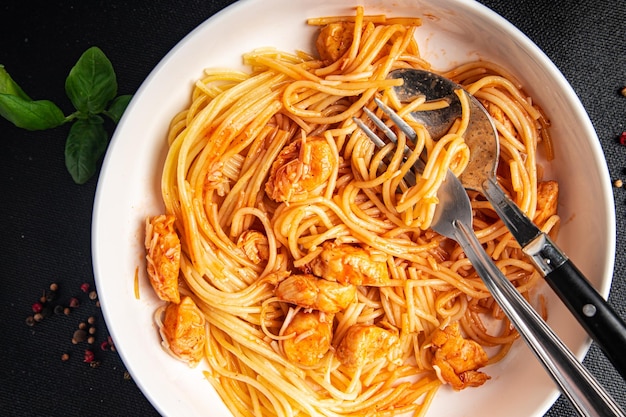 makaron spaghetti sos pomidorowy mięso kurczaka świeży zdrowy posiłek jedzenie przekąska na stole miejsce na kopię