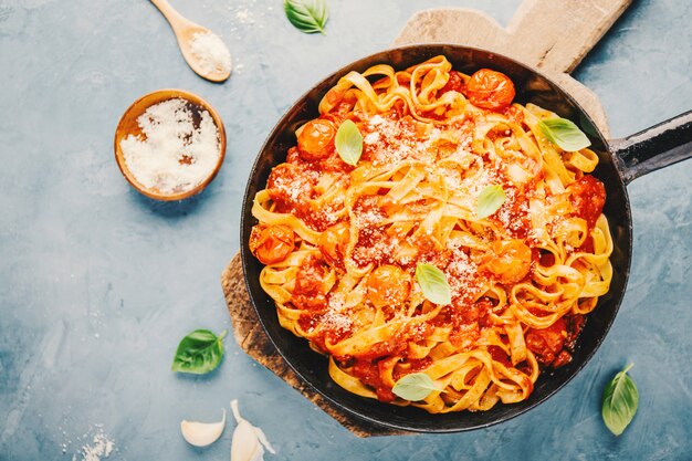 Makaron Spaghetti Sos Pomidorowy Na Patelni