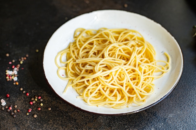 makaron spaghetti w talerzu makarony semola durum pszenicy