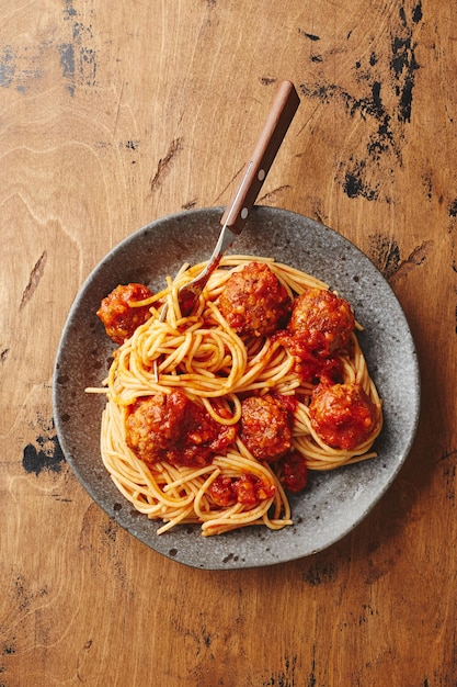Makaron spaghetti z klopsikami i sosem pomidorowym pyszne domowe klopsiki spaghetti