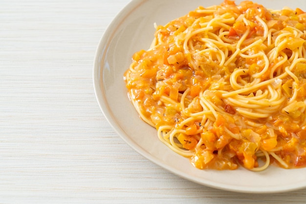 makaron spaghetti z kremowym sosem pomidorowym lub różowym sosem