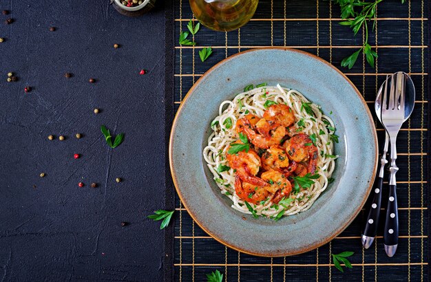 Makaron Spaghetti Z Krewetkami, Pomidorem I Posiekaną Natką Pietruszki. Zdrowe Jedzenie. Włoski Posiłek. Widok Z Góry. Leżał Płasko