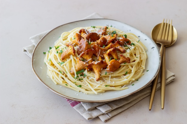 Makaron spaghetti z kurkami i parmezanem. Zdrowe odżywianie. Jedzenie wegetariańskie. Włoskie jedzenie.