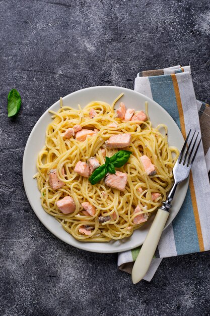 Makaron spaghetti z łososiem i bazylią