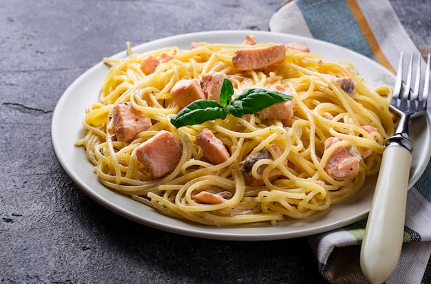 Makaron spaghetti z łososiem i bazylią