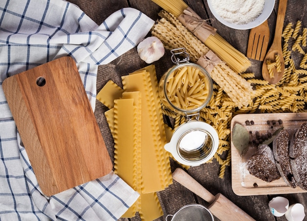 Makaron spaghetti z mąką, jajko na starym drewnianym