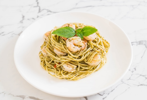 makaron spaghetti z pesto i krewetkami