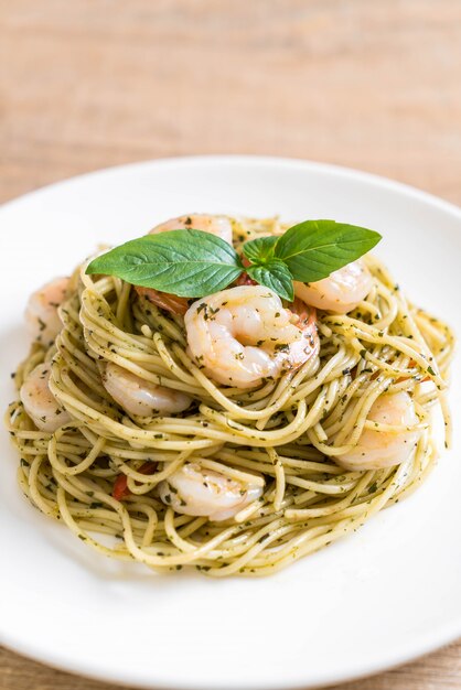 makaron spaghetti z pesto i krewetkami