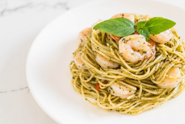 makaron spaghetti z pesto i krewetkami