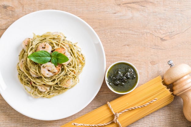 makaron spaghetti z pesto i krewetkami