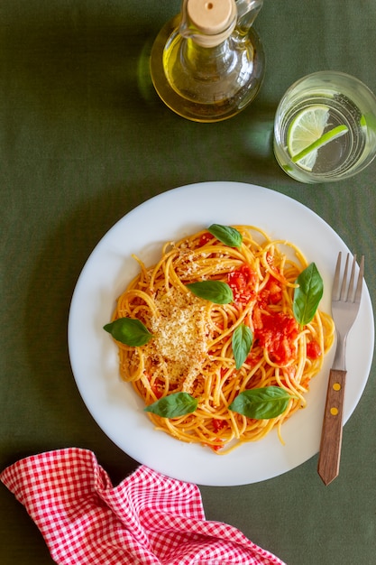 Makaron spaghetti z pomidorami, bazylią i parmezanem. Kuchnia włoska. Przepis. Zdrowe odżywianie.