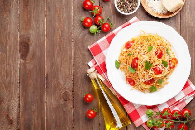 Makaron Spaghetti z pomidorami i pietruszką