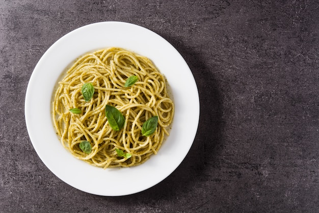 Makaron spaghetti z sosem pesto i bazylią