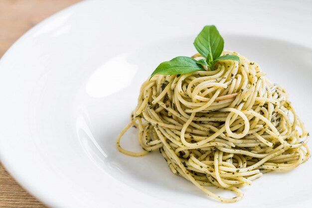 makaron spaghetti z sosem pesto i bazylią