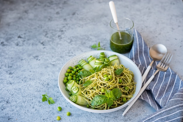 Makaron spaghetti z sosem pesto i świeżymi ziołami. Skopiuj miejsce