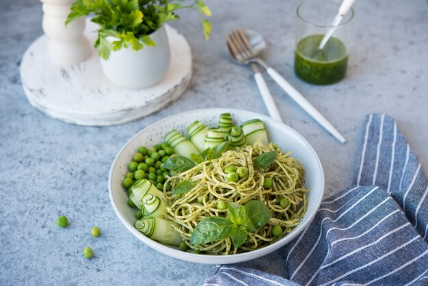 Makaron spaghetti z sosem pesto i świeżymi ziołami