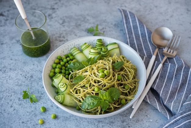 Makaron spaghetti z sosem pesto i świeżymi ziołami