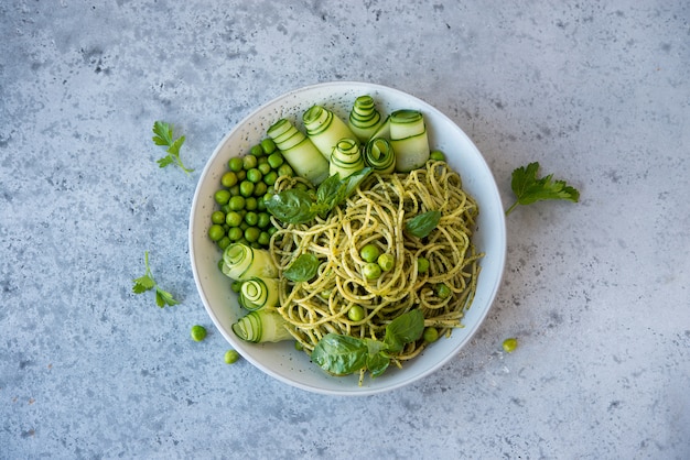 Makaron Spaghetti Z Sosem Pesto I świeżymi Ziołami