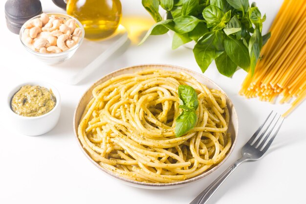 Makaron spaghetti z sosem pesto z bazylią, orzechami nerkowca i parmezanem Składniki