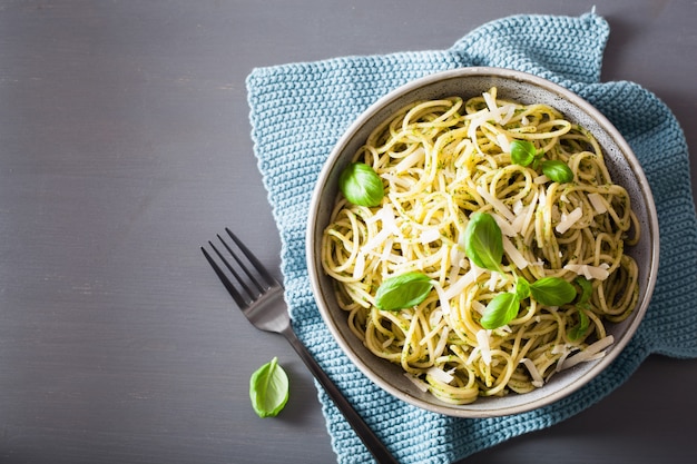 Makaron spaghetti z sosem pesto z bazylii z awokado