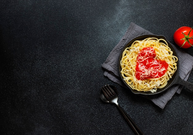 Makaron spaghetti z sosem pomidorowym w kształcie serca