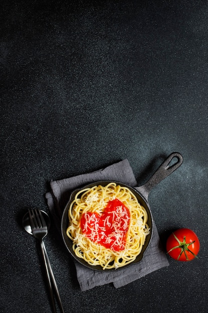 Makaron spaghetti z sosem pomidorowym w kształcie serca
