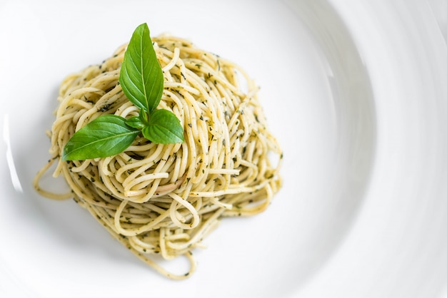 makaron spaghetti z zielonym sosem pesto i bazylią