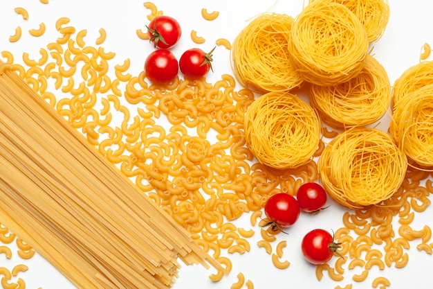 Makaron Spaghetti ze składnikami do gotowania makaronu