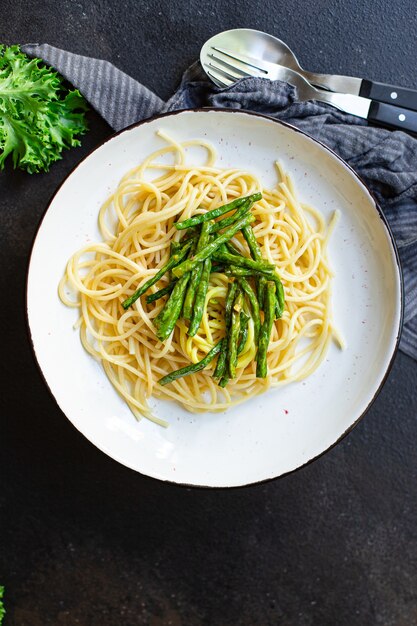 Makaron spaghetti ze szparagami na talerzu