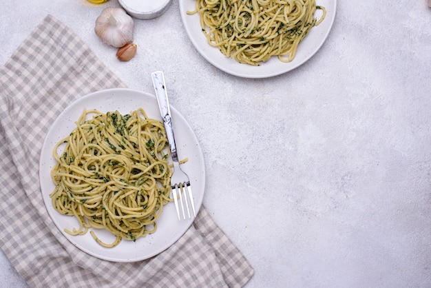 Makaron spaghetti ze szpinakiem i sosem serowym