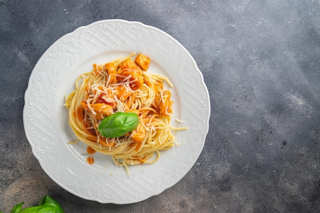 makaron spaghettitomato sos mięso kurczaka świeży zdrowy posiłek jedzenie przekąska dieta na stole