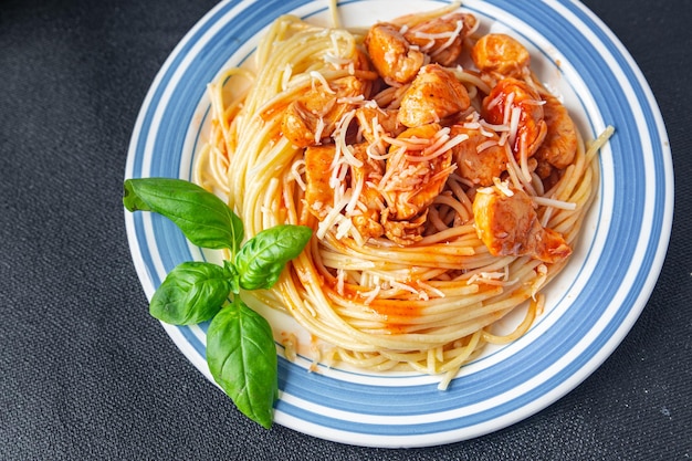 makaron spaghettitomato sos mięso kurczaka świeży zdrowy posiłek jedzenie przekąska dieta na stole