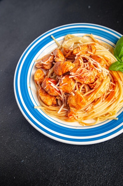 makaron spaghettitomato sos mięso kurczaka świeży zdrowy posiłek jedzenie przekąska dieta na stole
