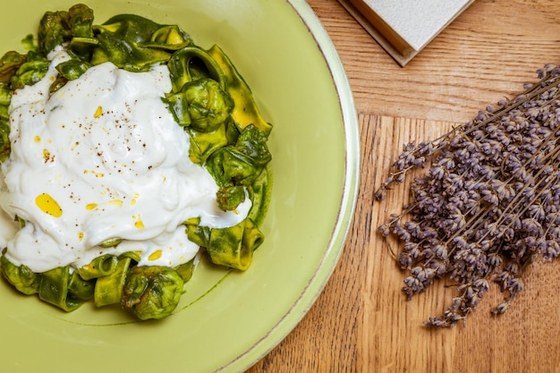 Makaron tagliatelle ze szpinakiem i selektywnym pesto z zielonego groszku