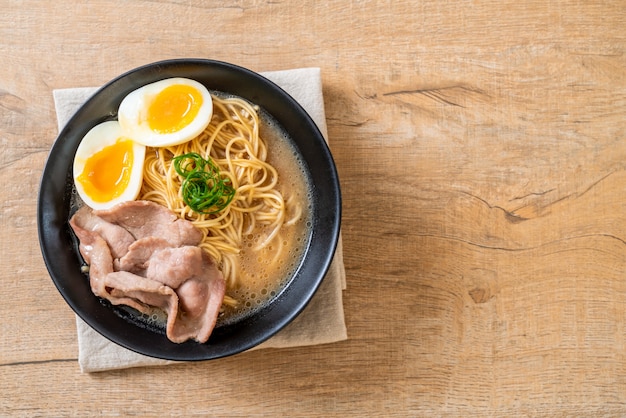 Makaron Tonkotsu Ramen Z Wieprzowiną I Jajkiem