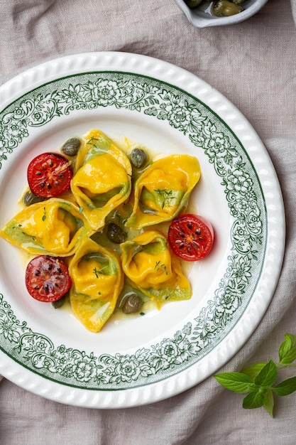 Makaron tortellini z krewetkami i ricottą w sosie maślanym