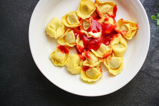 makaron tortellini z nadzieniem ravioli