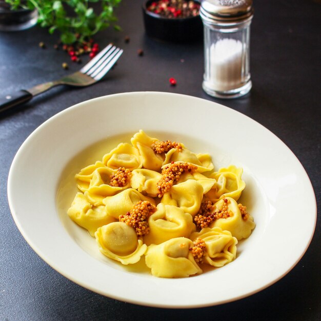 makaron tortellini z nadzieniem ravioli