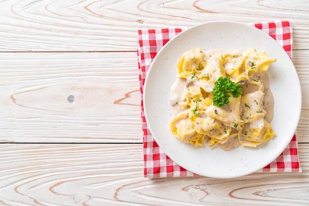 Makaron Tortellini Z Sosem śmietanowo-grzybowym I Serem