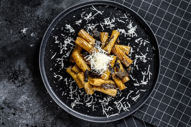 Makaron tortiglioni z czarną truflą