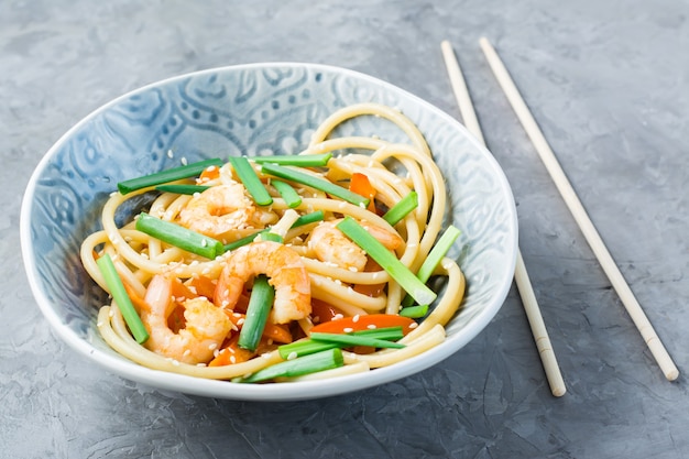 Makaron udon i woka z krewetkami