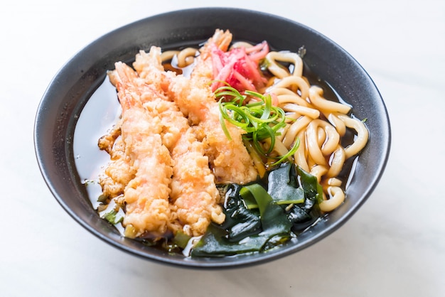 makaron udon ramen z tempurą z krewetek