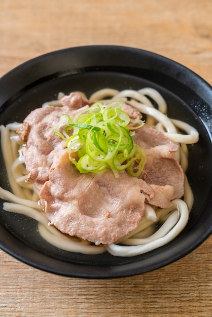 Zdjęcie makaron udon ramen z wieprzowiną (shio ramen)