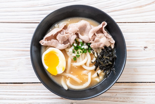 makaron udon ramen z zupą wieprzową