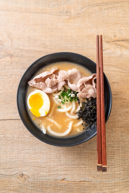 makaron udon ramen z zupą wieprzową